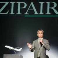 デザインについて説明する西田社長