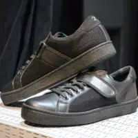機内の業務で履く黒のシューズ