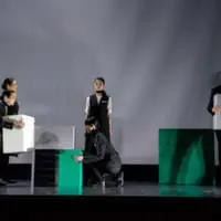 かがんでも動きを妨げない