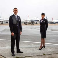 特別塗装機をバックにした客室乗務員（Image：British Airways）