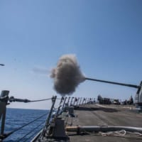 駆逐艦ジェイソン・ダンハム（DDG-109）の5インチ砲射撃（Image：U.S.Navy）