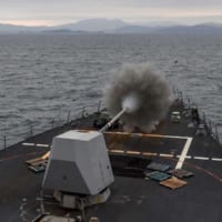 駆逐艦グレーヴリー（DDG-107）の5インチ砲射撃（Image：U.S.Navy）