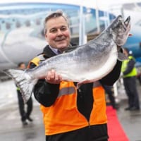 今年の初サーモンを掲げる漁業関係者（Image：Alaska Airlines）