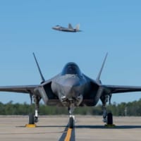 エグリン空軍基地のF-35A 後ろはF-22（Image：USAF）