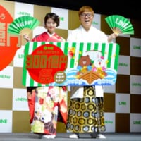 LINE・LINE Pay「祝！令和 全員にあげちゃう300億円祭」記者発表会に登場した今田美桜さんとHIKAKINさん
