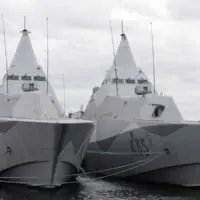 スウェーデン海軍のコルベット（左）ニーショーピング（右）カールスタッド（Image：U.S.Navy）