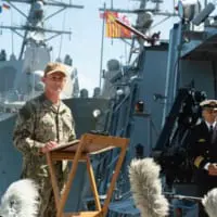 記者会見するアメリカ海軍のルイス中将（Image：U.S.Navy）