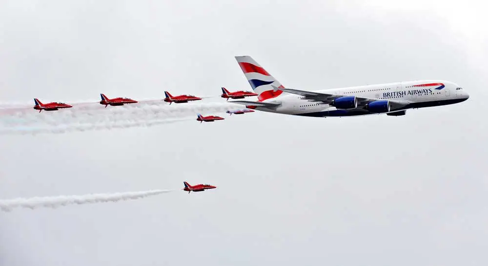英国航空「レトロジェット」とイギリス空軍「レッドアローズ」が