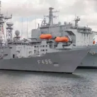 イギリスの航空支援艦アーガス（奥）とトルコのフリゲート（手前）ゴコーヴァ（Image：U.S.Navy）