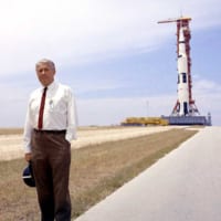 ヴェルナー・フォン・ブラウンとアポロ11号のサターンVロケット（Image：NASA）