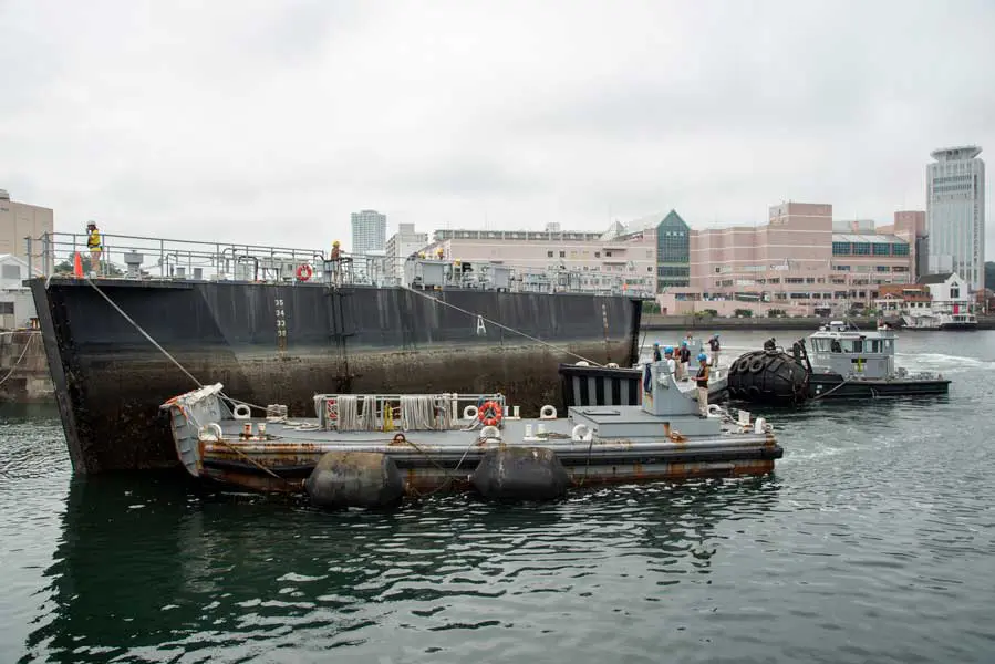 海上自衛隊の艦艇がアメリカ海軍施設にドック入り | おたくま経済新聞