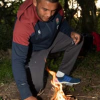 薪を集めて火を起こす（Image：RAF Crown Copyright 2019）