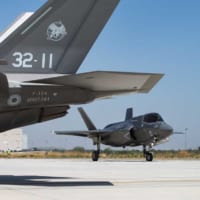 イタリア空軍F-35A（手前）の奥をタキシングするイギリス空軍F-35B（Image：RAF Crown Copyright 2019）