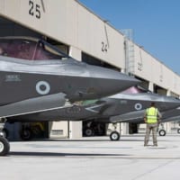 同時に格納庫を出るイギリスとイタリアのF-35（Image：RAF Crown Copyright 2019）