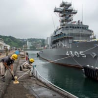 えんしゅうの繋留作業（Image：U.S.Navy）