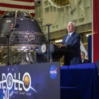 アルテミス1用オリオン宇宙船を前に演説するペンス副大統領（Image：NASA）