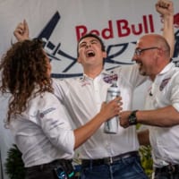 初の表彰台に喜ぶメーフィー選手のチームスタッフ（Joerg Mitter／Red Bull Content Pool）