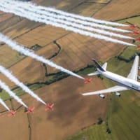 英国航空レトロジェットと編隊を組むレッドアローズ（Image：British Airways）