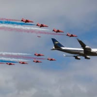 フライパスを行う英国航空レトロジェットとレッドアローズ（Image：British Airways）