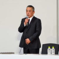 会見に登場した岡本社長