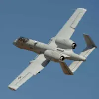 地上へのガトリング砲射撃を終えて上昇する第190戦闘飛行隊のA-10（Image:USAF）
