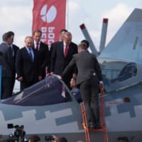 プーチン大統領とともにSu-57を視察するトルコのエルドアン大統領（Image：UAC）