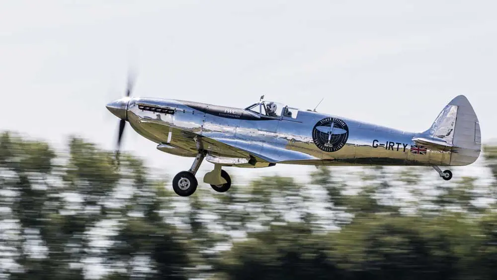 シルバースピットファイア世界一周飛行へ出発 日本には9月到着予定