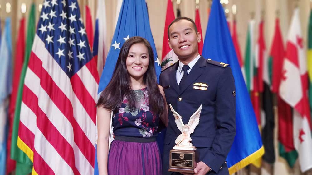 シンガポール空軍士官　アメリカ空軍指揮幕僚課程の優秀学生賞を初受賞