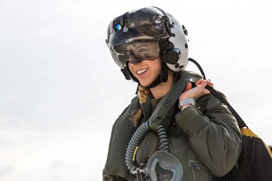 アメリカ海兵隊に初の女性F-35Bパイロット誕生 山口県の岩国基地