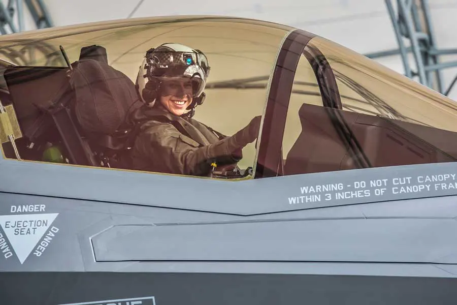 アメリカ海兵隊に初の女性F-35Bパイロット誕生 山口県の岩国基地に配属 | おたくま経済新聞