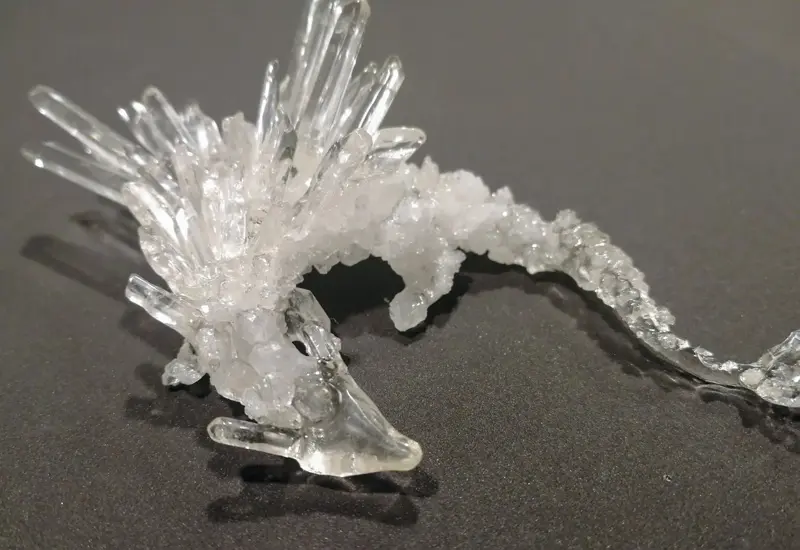 天空の生き物？　レジンと水晶で作った龍が神々しい