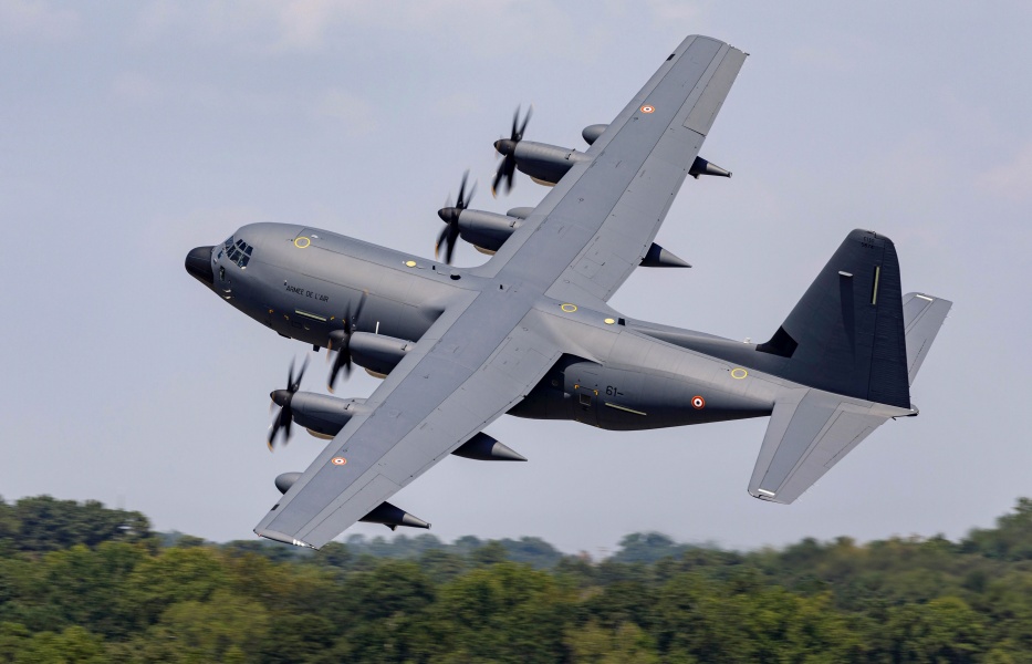 フランス空軍　新型空中給油機KC-130J初号機を受領