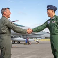 イーストホープ第77飛行隊長を出迎える第2航空団の徳重司令（Image：Commonwealth of Australia, Department of Defence）
