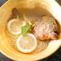 「ピラニアラーメン」（3000円）＋「特大ピラニア一匹トッピング」（2500円）