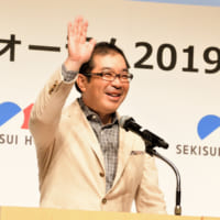 手を振る仲井社長