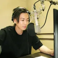 CMのナレーション収録をする佐藤さん