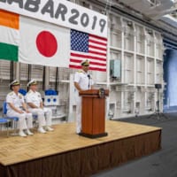 マラバール19開始式典で挨拶するインド海軍のベリー少将（Image：U.S.Navy）