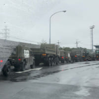 千葉北インター出口に並ぶ自衛隊車両