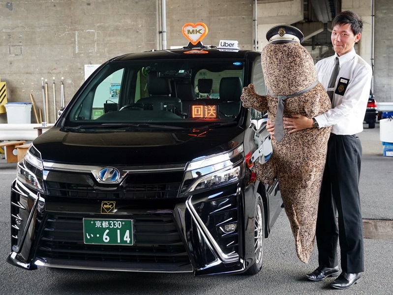 京都の街を走るMKタクシーに超特大オオサンショウウオのぬいぐるみが乗車！
