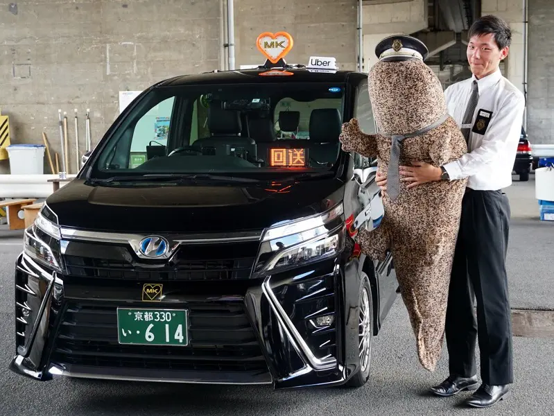 京都の街を走るMKタクシーに超特大オオサンショウウオのぬいぐるみが乗車！ | おたくま経済新聞