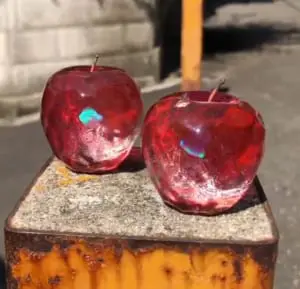 キラキラ輝くガラスのリンゴ 魔法が封じ込められているみたい