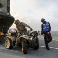 CH-47から物資を搬出するATV（Image：Royal Navy, Crown Copyright 2019）