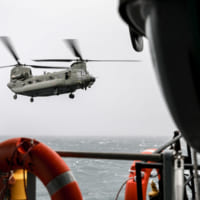 アルビオンに接近するイギリス空軍のCH-47（Image：Royal Navy, Crown Copyright 2019）