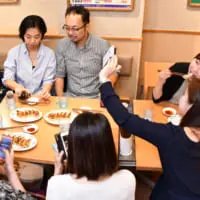セルフィーを撮るお客さん