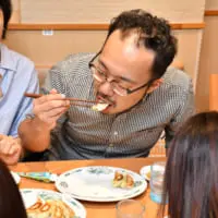 リニューアルした餃子を食べるお客さん
