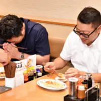餃子に感謝を伝えるお客さん