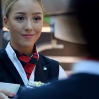 機内食をサーブする娘CA（Image：British Airways）