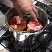 豚肉を鍋の中に入れる