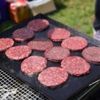 ラクダ＆カンガルーの食べ比べバーガー