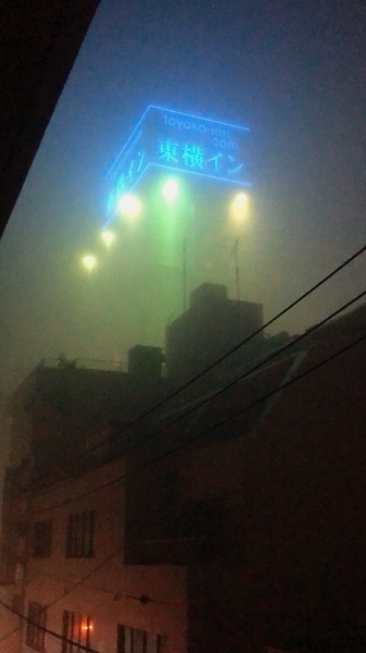 東横インの看板が宇宙へ発射！？　濃霧で街がサイレントヒル状態に